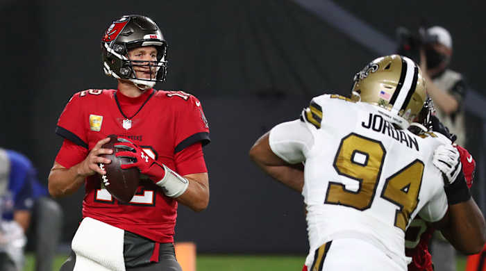Tom Brady drops back for Buccaneers against Saints.